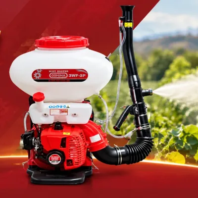 Máy phun thuốc đeo vai chạy động cơ xăng đang phun trên vườn cây