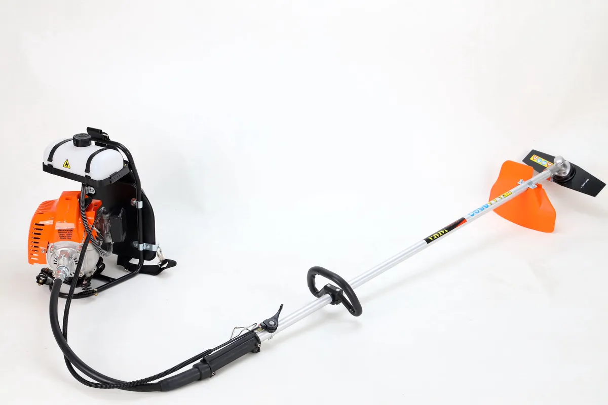 Máy cắt cỏ Yataka CS-43BL – toàn bộ máy, góc khác